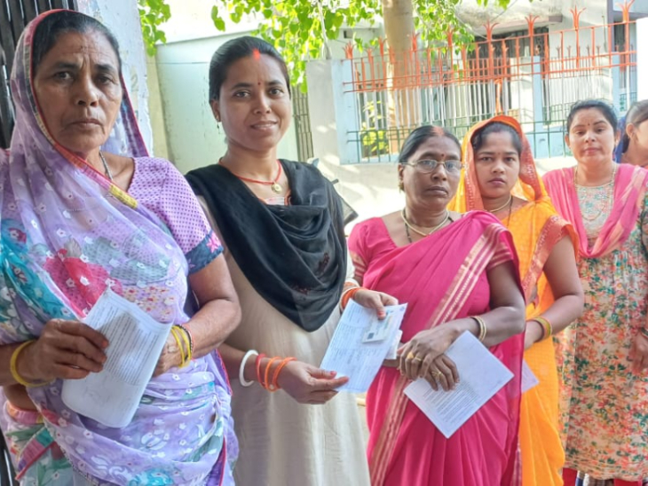 औरंगाबाद में बूथ पर कतार में खड़ी महिलाएं।