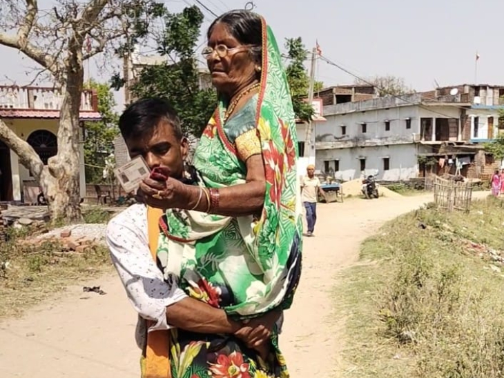 दादी को गोद में लेकर मतदान कराने पहुंचा पोता।
