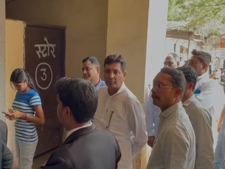 कोर्ट में पेशी के दौरान कारोबारी अनवर ढेबर।