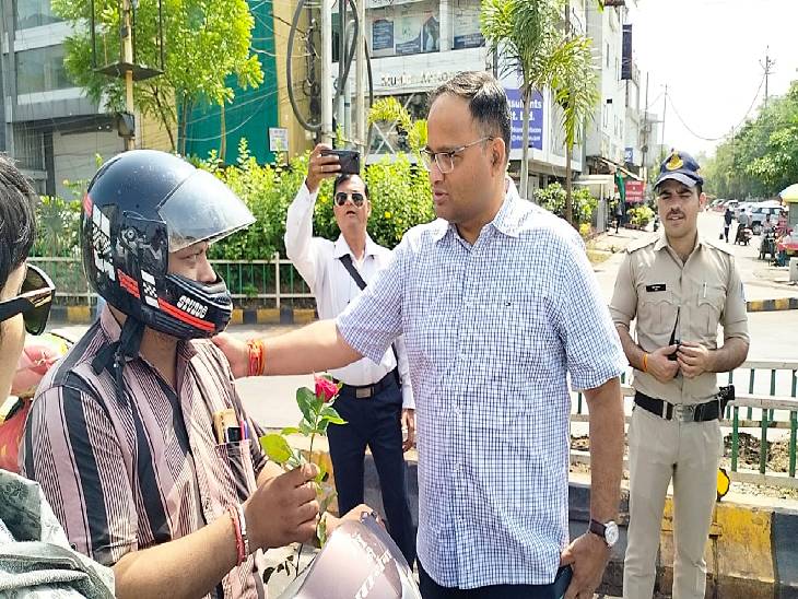 यातायात नियम का पालन करने वालों को दिए गुलाब के फूल।
