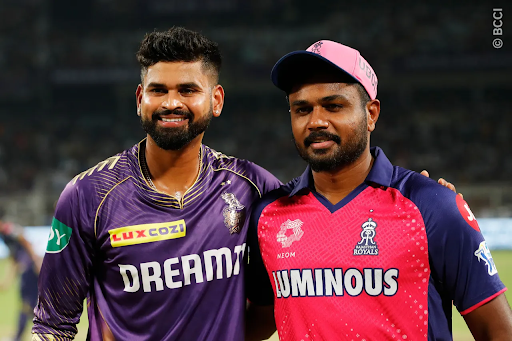 KKR के कप्तान श्रेयस अय्यर राजस्थान रॉयल्स के कप्तान संजू सैमसन के साथ।