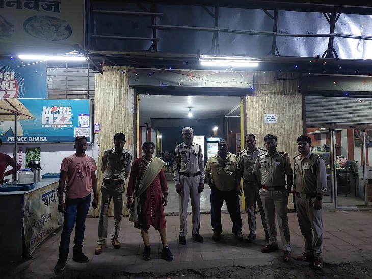 रेस्टोरेंट और होटल में भी छापेमारी करने पहुंची आबकारी विभाग की टीम।