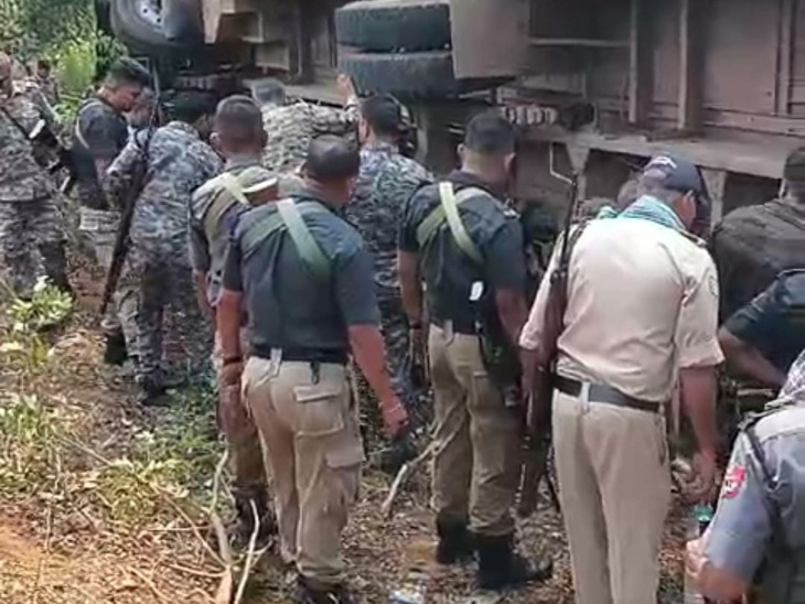 तीन गंभीर रूप से घायल जवानों को मेडिकल कॉलेज अस्पताल रेफर किया गया है।