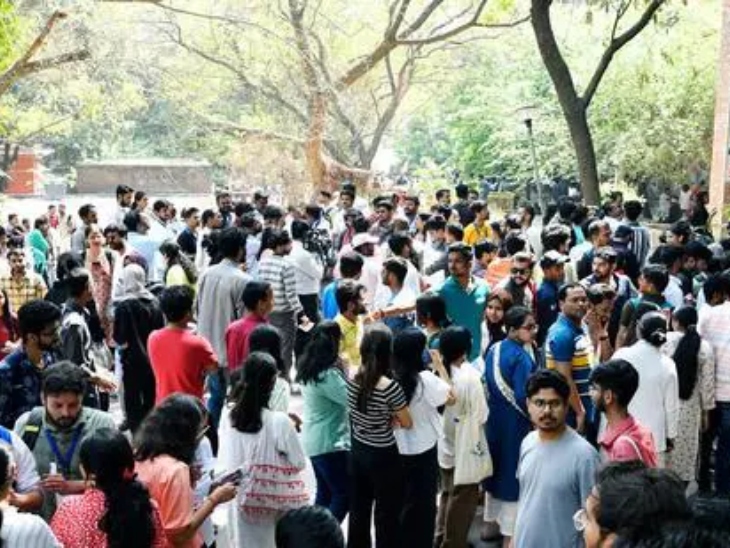 JNU का एरिया करीब 1000 एकड़ है और यहां अलग-अलग कोर्स में 9000 स्टूडेंट्स हैं।