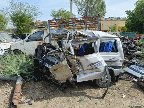 पुलिस अधिकारियों का कहना है कि सभी को जल्द से जल्द हॉस्पिटल पहुंचाने की कोशिश की गई थी, लेकिन केवल एक ही व्यक्ति हादसे में बच सका है।