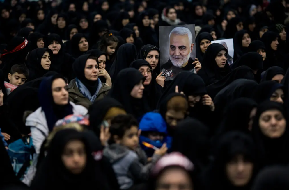2020 में कासिम सुलेमानी की तस्वीर के साथ ईरान की महिलाएं।