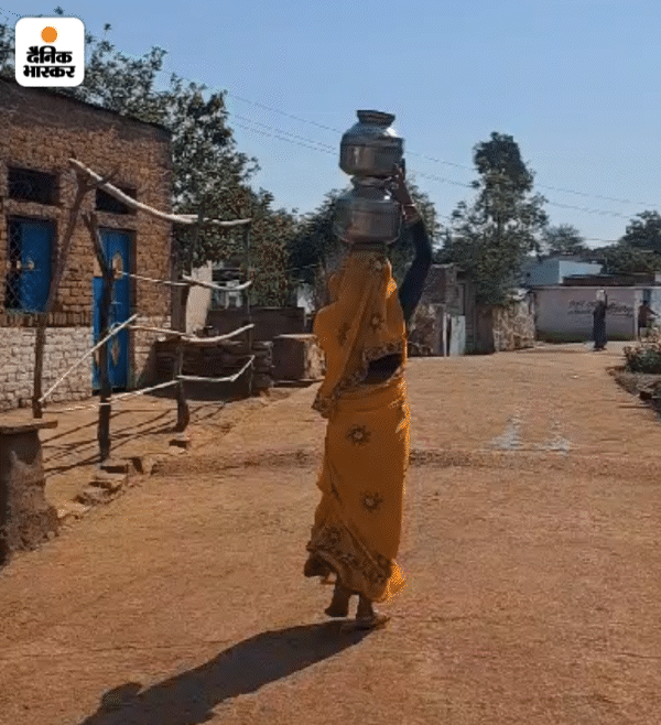 डांग सरकार गांव में नल जल योजना के कनेक्शन तो हो गए, मगर पानी नहीं मिला। लोग पानी के लिए परेशान हैं।