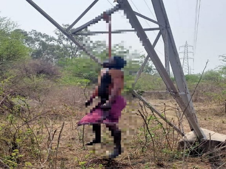 बिजली के टावर में मिली युवक की लटकी लाश - Dainik Bhaskar