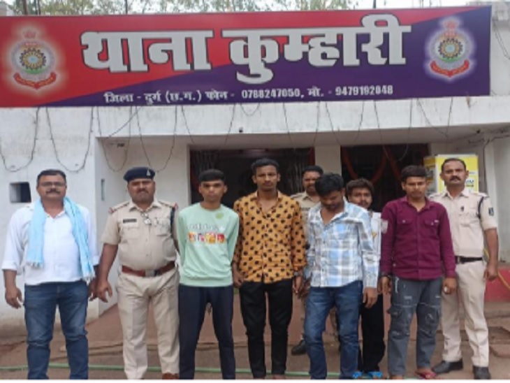 पुलिस की गिरफ्त में मारपीट के आरोपी - Dainik Bhaskar