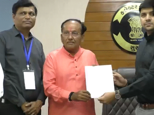 निर्वाचन अधिकारी ने सोमवार को मुकेश दलाल को जीत का सर्टिफिकेट सौंपा। - Dainik Bhaskar