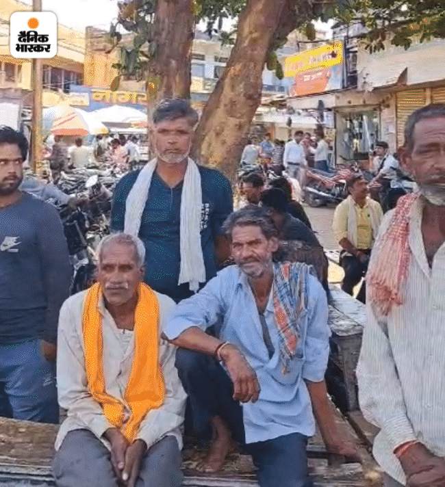 शिवपुरी में चौराहे पर काम के इंतजार में मजदूर। इन्हीं में से रघुवर दास कहते हैं कि कोई महंगाई नहीं है।