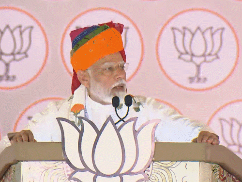प्रधानमंत्री नरेंद्र मोदी का साफा पहनाकर और गदा देकर स्वागत किया गया। - Dainik Bhaskar