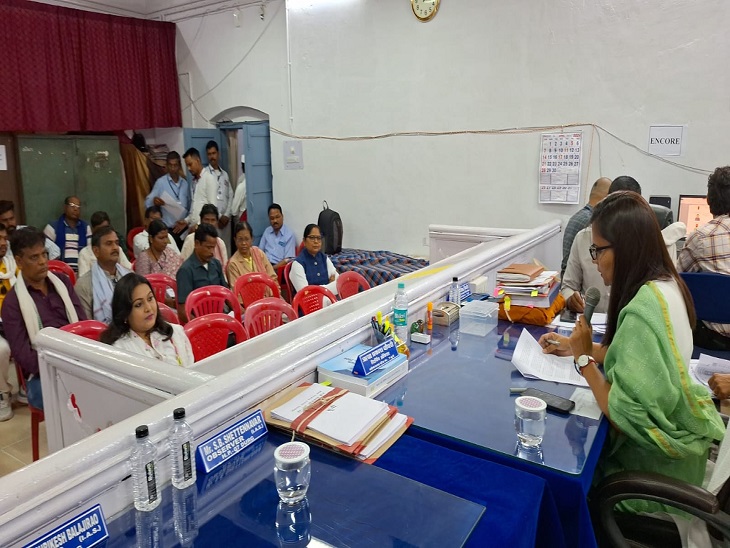 लोकसभा चुनाव के अभ्यर्थियों को प्रतीक चिन्ह आबंटित करती जिला निर्वाचन अधिकारी - Dainik Bhaskar