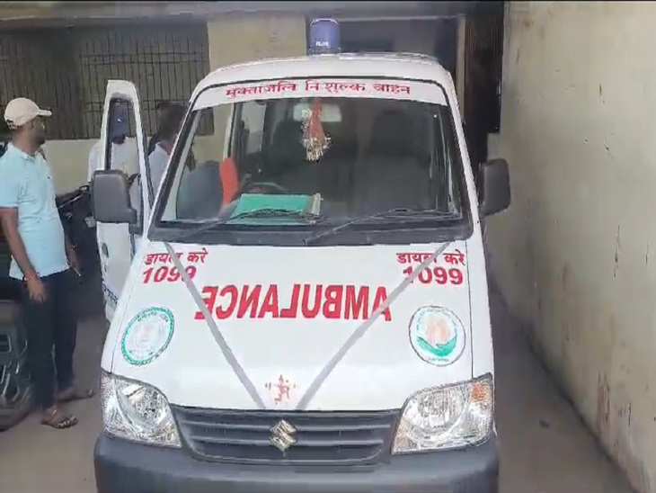 पोस्टमॉर्टम के बाद सुपेला मॉर्च्यूरी से शव को ले जाते हुए