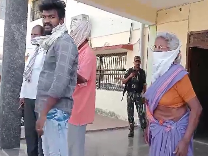 पोस्टमार्टम करने वाली डॉक्टरों की टीम ने नोटों के बंडल, हथियार और कारतूस को पोस्टमार्टम रिपोर्ट के साथ अटैच कर रख दिया है।