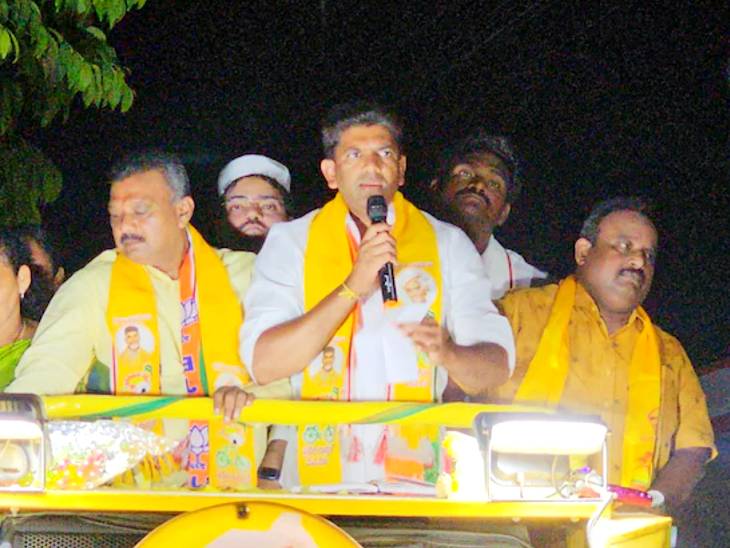 चंद्रशेखर इस समय जोर-शोर से चुनाव प्रचार में लगे हैं।