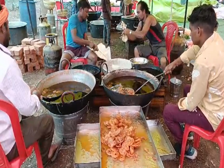 भिलाई में भंडारे के लिए बनाए जा रहे पकवान।