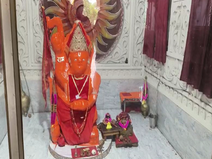 बालोद में भूमिफोड़ बजरंगबली की विशेष पूजा-अर्चना की जा रही है।