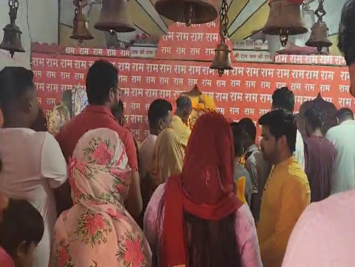 हनुमान मंदिर में लगी भक्तों की भीड़।