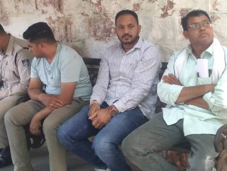 शव के इंतजार में मॉर्चुरी रूम के बाहर बैठे पिता देवी सिंह मोरे और रिश्तेदार।