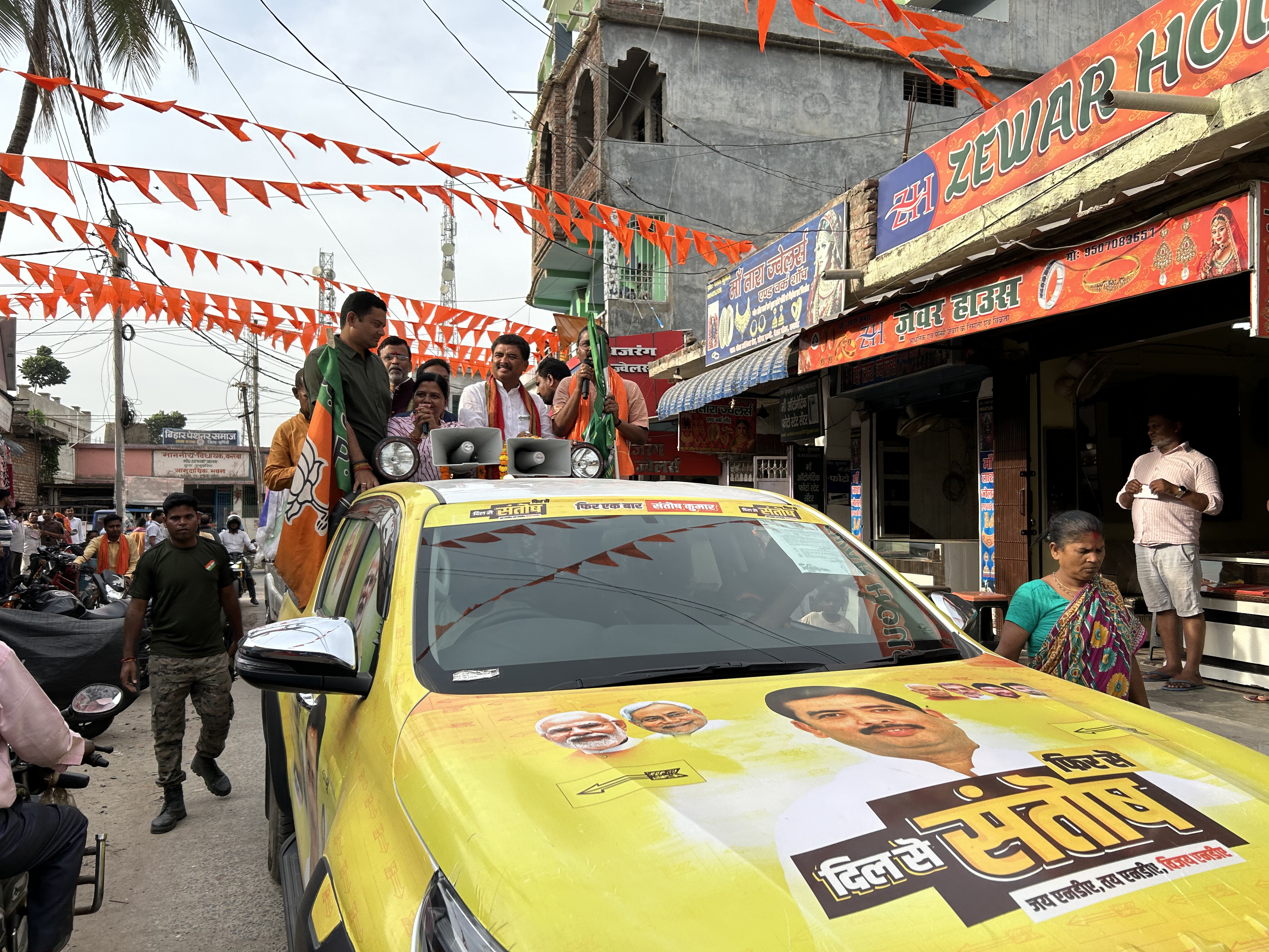एनडीए प्रत्याशी संतोष कुशवाहा ने प्रचार के लिए एसयूवी को स्पेशल लुक दिया है।