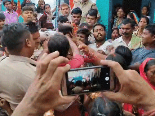 शादी की रस्म पूरी होने से ठीक पहले गर्लफ्रेंड ने युवक के पहले से शादीशुदा होने का फोटो-वीडियो परिजनों को भेजा। - Dainik Bhaskar