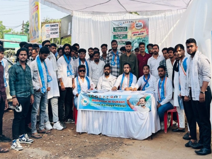 NSUI ने विश्वविद्यालय गेट के सामने स्टॉल लगाकर 'मोहब्बत की दुकान' खोली है।