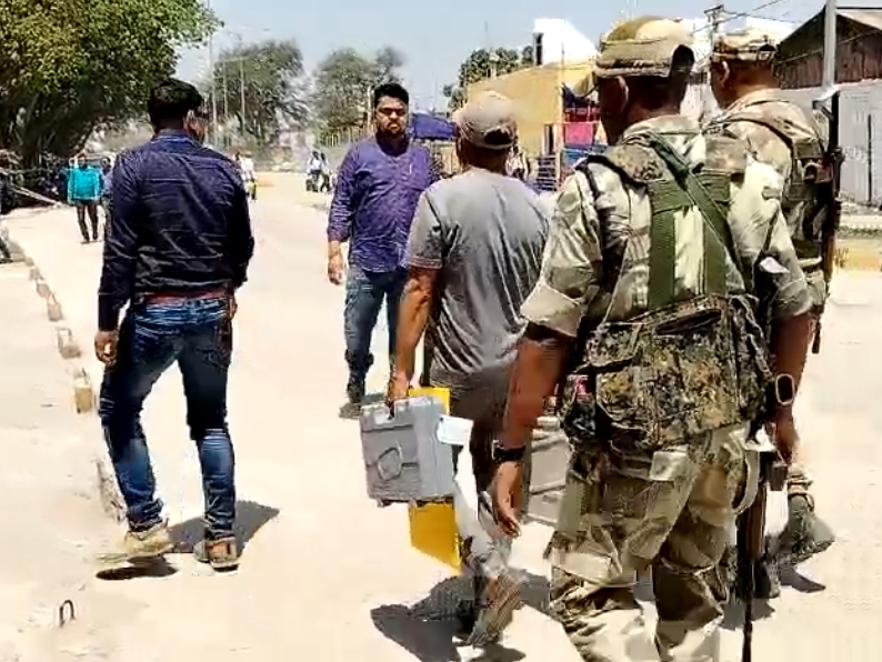 EVM ले जाते अधिकारी।