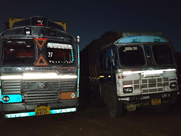 कबाड़ से भरे ट्रकों जब्त कर थाने में खड़ा कराया गया।