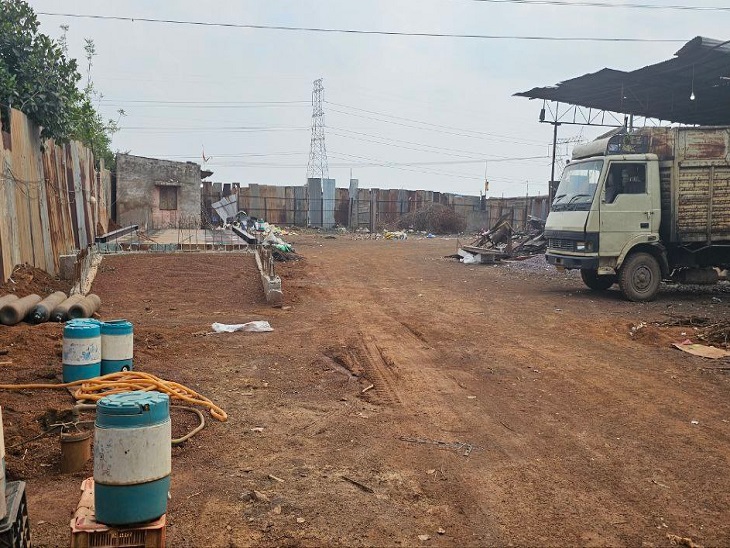 ललित कबाड़ी के गोडाउन में बना धर्मकांटा - Dainik Bhaskar