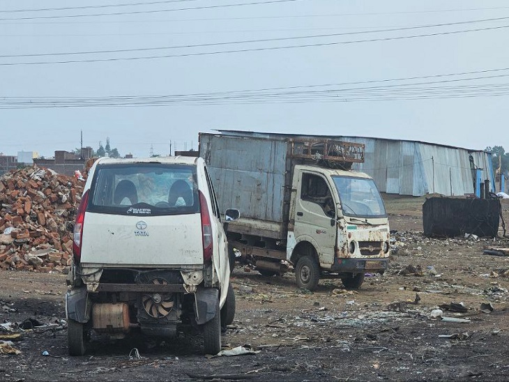 पुलिस ने जब्त की चोकी टाटा नैनो कार, ट्रक व बाइक