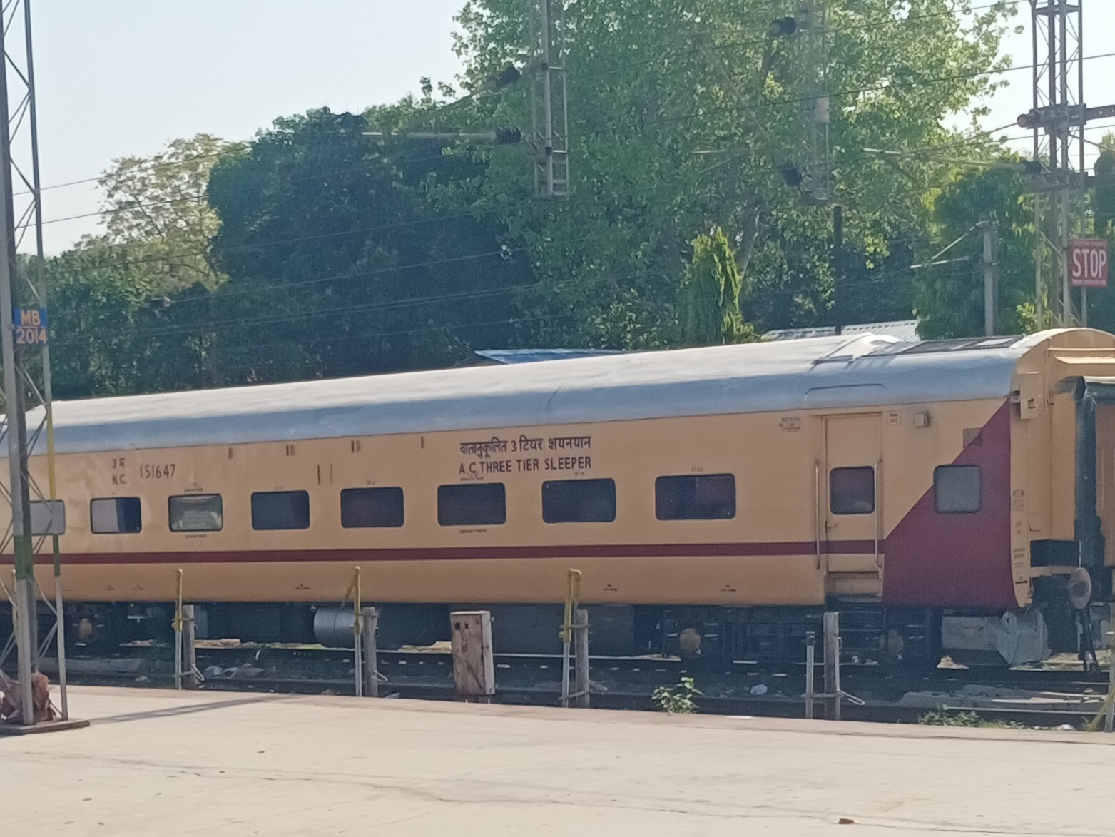 OHE line broke near Dhaurra railway station in Lalitpur | ललितपुर में ...