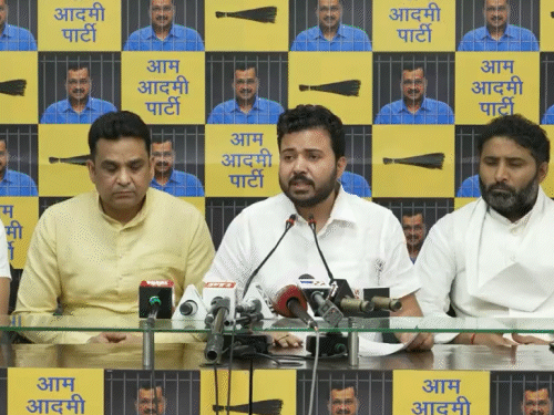 आम आदमी पार्टी नेता दुर्गेश पाठक ने प्रेस कॉन्फ्रेंस कर भाजपा पर चुनाव रद्द कराने का आरोप लगाया।