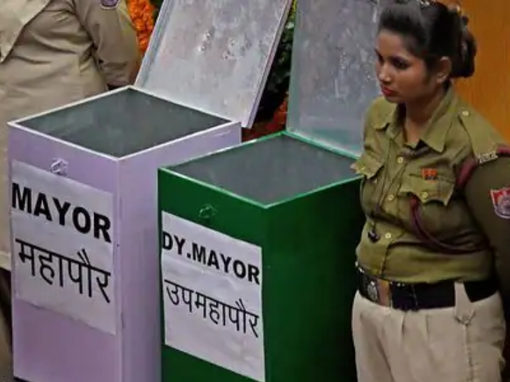 दिल्ली नगर निगम के सेक्रेटरी ने गुरुवार को एक नोटिस जारी कर बताया कि पीठासीन अधिकारी के नॉमिनेशन के बिना मेयर और डिप्टी मेयर का चुनाव संभव नहीं है। - Dainik Bhaskar