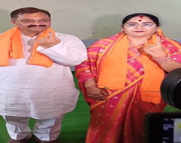 कवर्धा के सहसपुर लोहारा में बीजेपी प्रत्याशी संतोष पांडेय ने अपना वोट डाल दिया है।