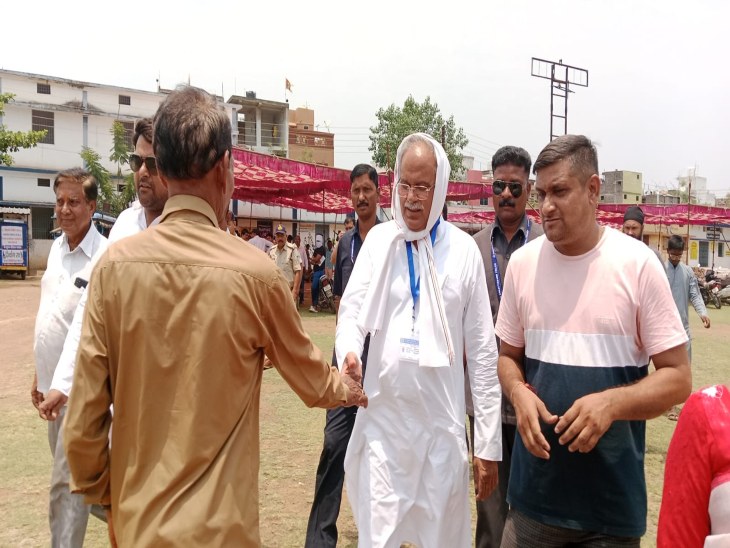 लखोली स्थित मतदान केंद्रों पर कांग्रेस प्रत्याशी भूपेश बघेल ने पहुंचकर लोगों से मुलाकात की।