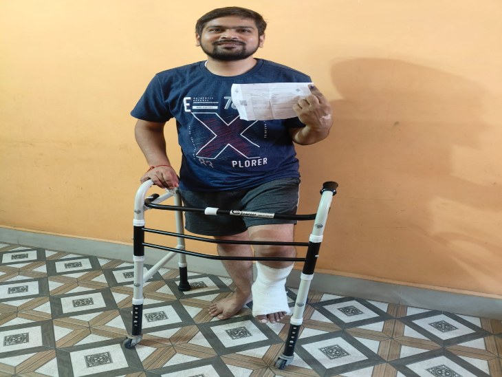 एक पैर फ्रैक्चर होने के बावजूद मतदाता अमित डागा वोट डालने पहुंचे।