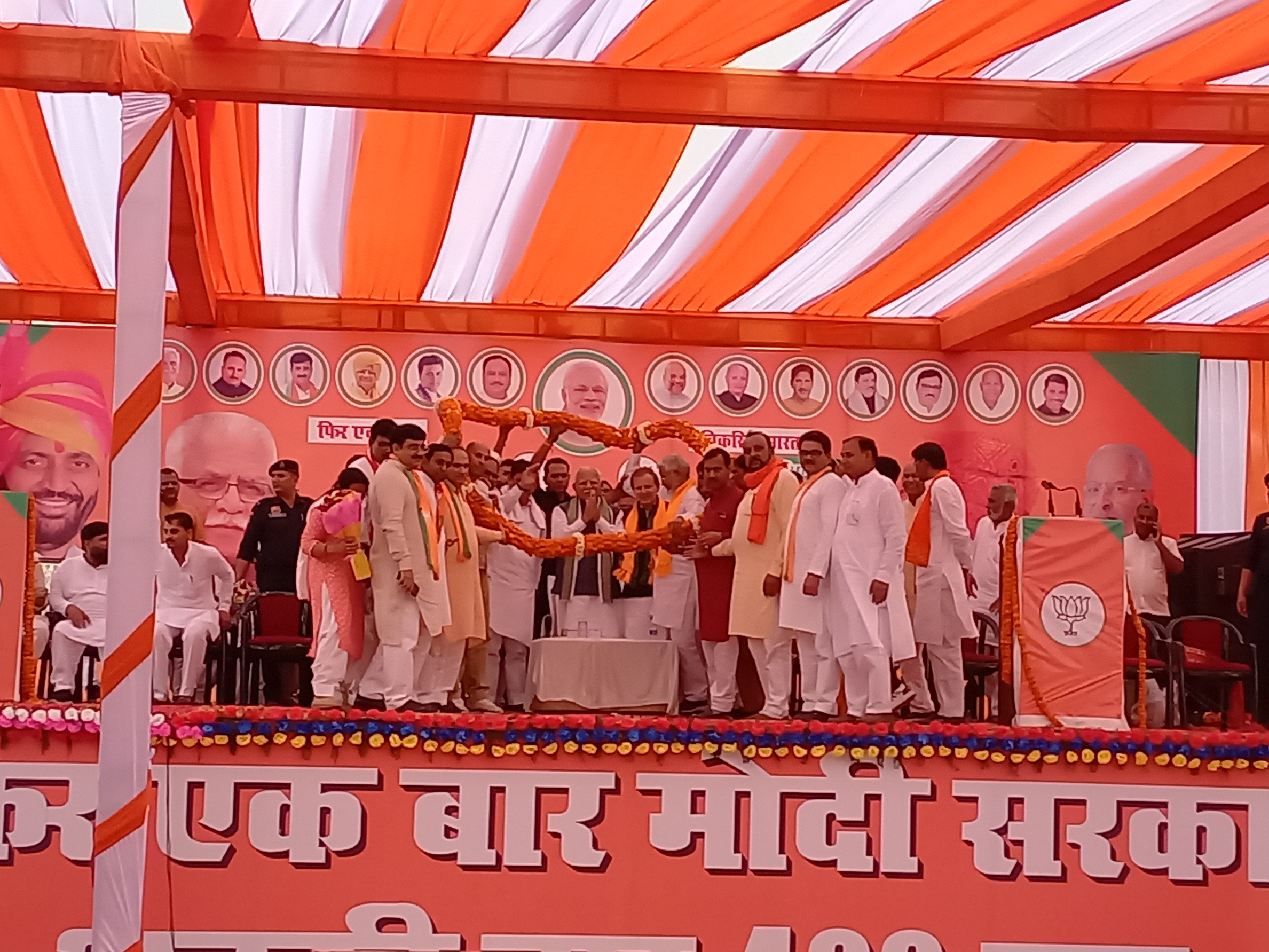 पूर्व सीएम मनोहर लाल व भाजपा प्रत्याशी अरविंद शर्मा का स्वागत करते हुए कार्यकर्ता।