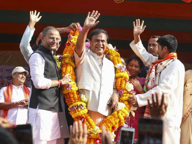 ये फोटो असम के कामरूप में 24 अप्रैल को हुई कैंपेन रैली की है। CM हिमंता बिस्वा सरमा ने सेकेंड फेज की वोटिंग से पहले BJP कैंडिडेट के लिए जनसमर्थन जुटाया।