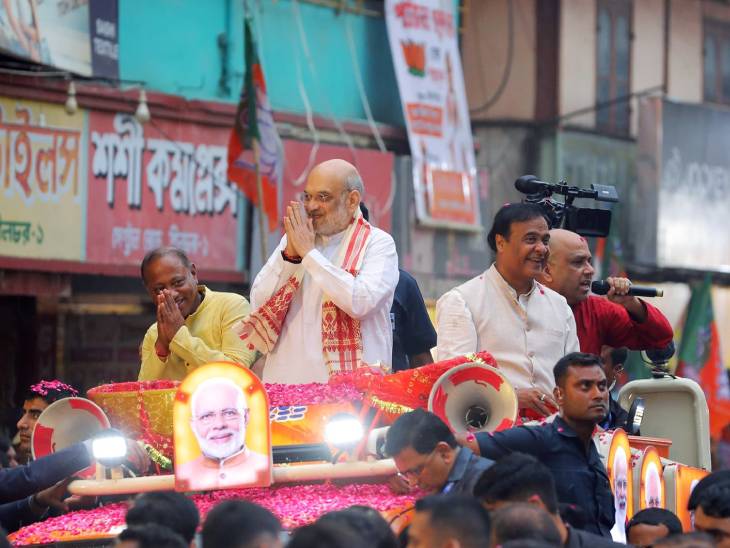 ये फोटो 21 अप्रैल को सिलचर में हुए गृह मंत्री अमित शाह के रोड शो का है, जिसमें वो CM हिमंता बिस्वा सरमा के साथ हैं। इस सीट से BJP कैंडिडेट परिमल शुक्लबैद्य चुनाव मैदान में हैं।