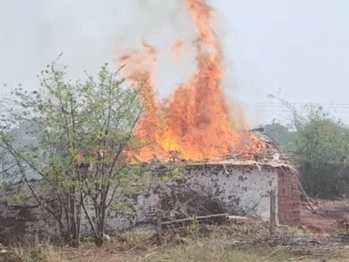 बेमेतरा के बिरनपुर गांव के पास रोड पर स्थित झोपड़ीनुमा मकान में आगजनी की घटना के बाद जोरदार धमाका हुआ।