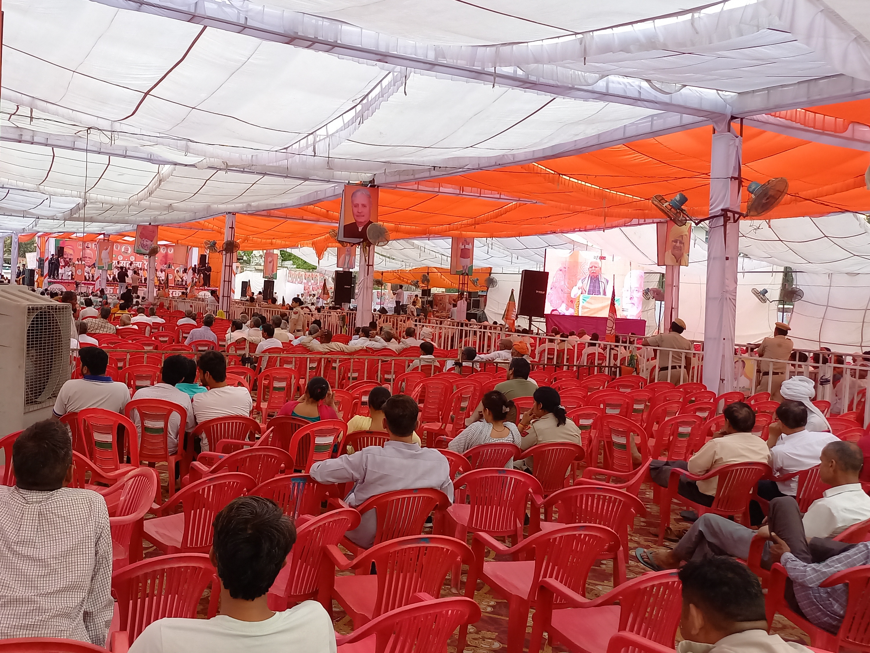 झज्जर में भाजपा की विजय संकल्प रैली में खाली पड़ी कुर्सियां।
