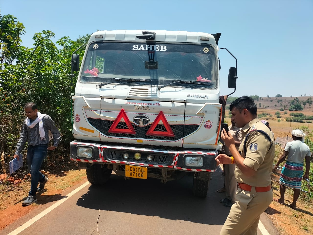 पुलिस ने हाईवा को जब्त कर लिया है।