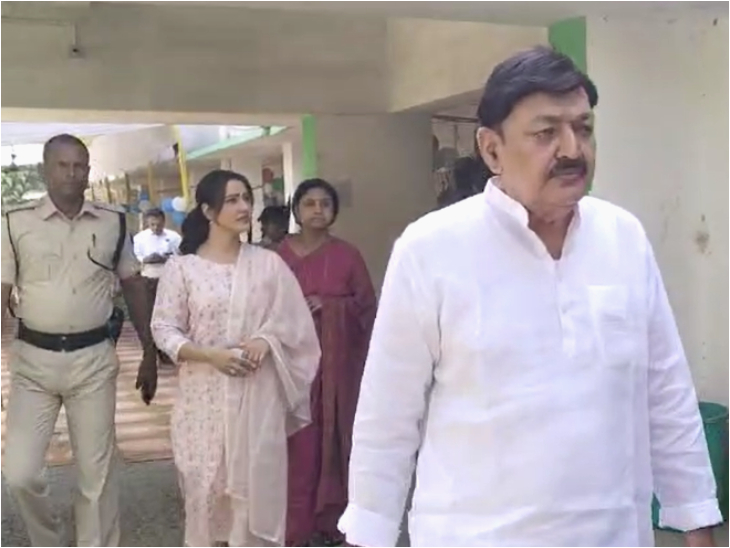 पिता अजीत शर्मा के साथ सेंटर पर आई नेहा शर्मा।