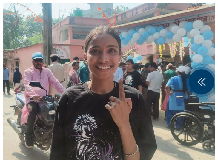 वोट देने के बाद खुशी जाहिर करती मतदाता।