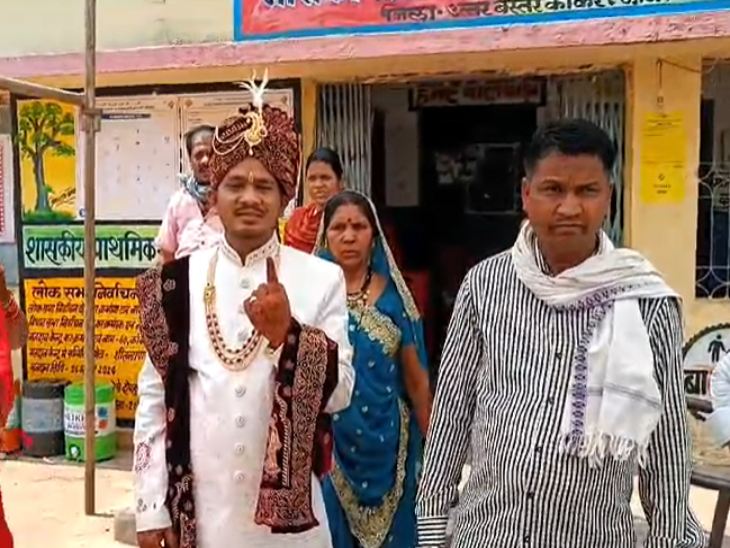 शादी से पहले दूल्हे ने किया मतदान।