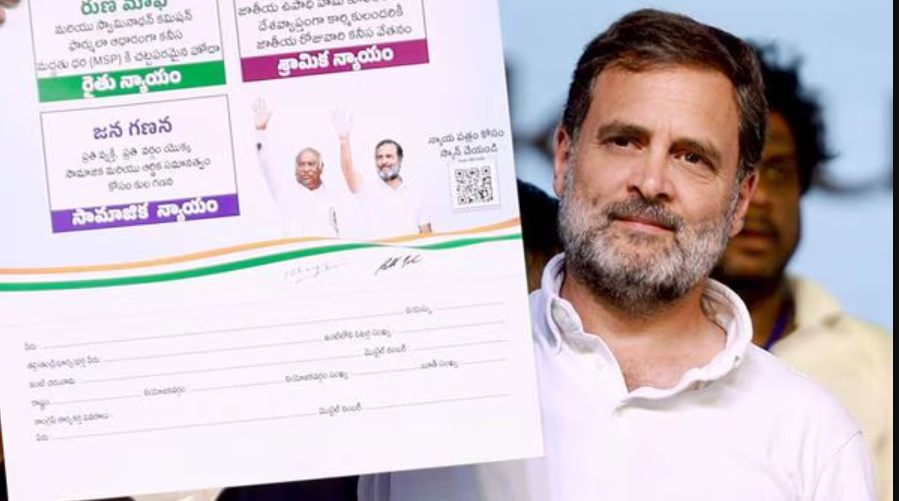 हैदराबाद में कांग्रेस का घोषणापत्र जारी होने के दौरान राहुल गांधी (फोटो सोर्स- AICC)