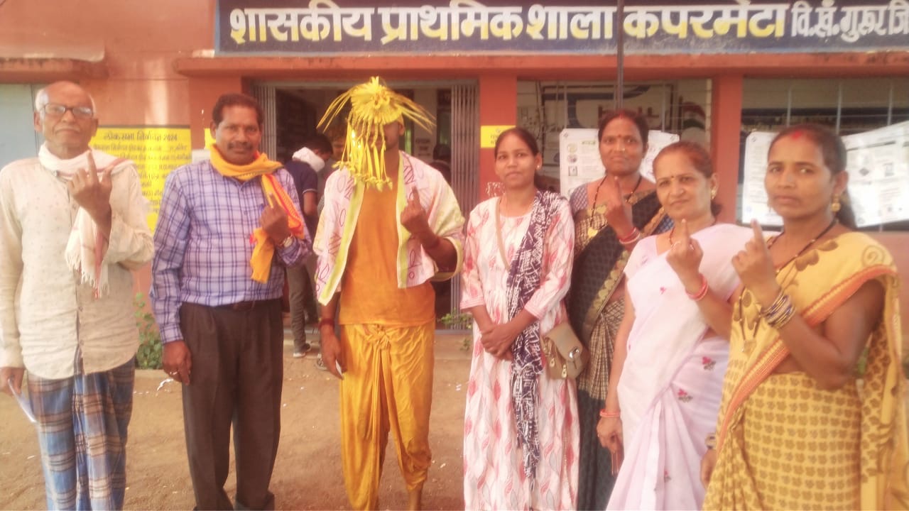 हल्दी रस्म के बाद दूल्हे ने किया मतदान।