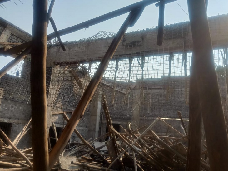 विद्यालय के छत की गिरी सेंटरिंग का मलबा।