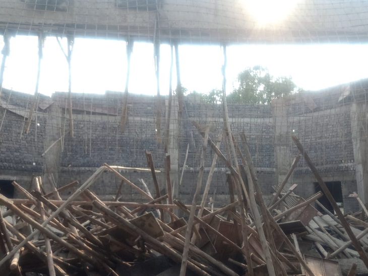 ठेकेदार द्वारा किया जा रहा था घटिया निर्माण।